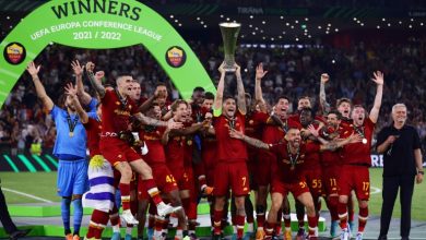 مورينيو (يمين) يحتفل مع فريق روما بكأس دوري المؤتمر الأوروبي