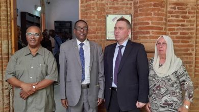 مدير جامعة الخرطوم مع السفير الروسي بالسودان