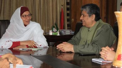 وزيرة الصناعة المكلفة م. بتول عباس عوض والسفير الباكستاني