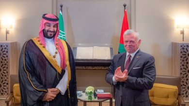 ملك الأردن عبد الله الثاني (يمين) قلد ولي العهد السعودي الأمير محمد بن سلمان قلادة الحسين بن علي أرفع وسام أردني