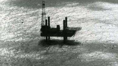 الناقلة "بريتيش سيجنال" تبتعد عن جزيرة داس بعد تحميلها بالنفط الخام في 4 يوليو 1962.