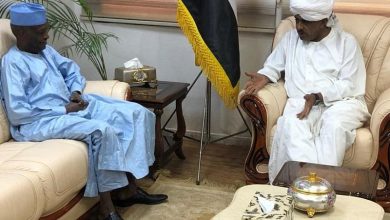 وزير الخارجية بصحبة السفير التشادي بالسودان