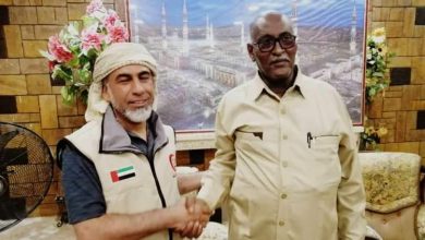 إسماعيل عوض الله العاقب - والي ولاية الجزيرة المكلف "يمين" و محمد خميس الكعبي - رئيس وفد الهلال الأحمر الإماراتي "يسار"