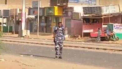 أحد عناصر الشرطة يطلق النار على متظاهر من مسافة قريبة
