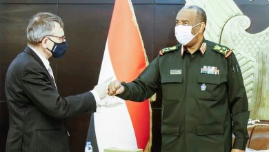 البرهان (يمين) يرحب بفولكر بيرتس خلال لقاء سابق بينهما