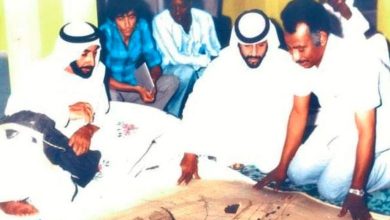 الشيخ زايد بن سلطان يستمع لشرح المهندس بدري الياس