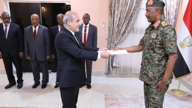 البرهان يتسلم أوراق إعتماد السفير الإيراني حسن شاه حسيني
