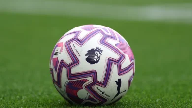 صورة كرة Puma Orbita Ultimate PL الرسمية لموسم الدوري الإنجليزي الممتاز 2025/26 بتصميم أبيض مزخرف بألوان متعددة.