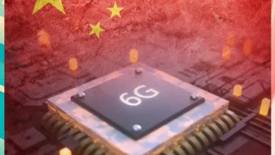 صورة شريحة 6G صغيرة على خلفية حمراء تمثل التكنولوجيا المتقدمة في الاتصالات الصينية.