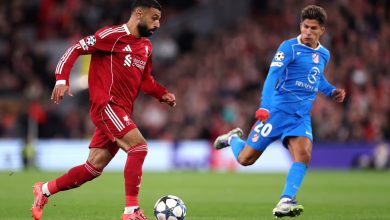 محمد صلاح لاعب ليفربول يراوغ لاعبًا من أتلتيكو مدريد أثناء مباراة دوري أبطال أوروبا.