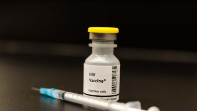 حقنة ليناكافافير للاختبار السريري في جنوب أفريقيا للوقاية من فيروس HIV، تظهر على خلفية طبية مع التركيز على الوقاية طويلة المدى.