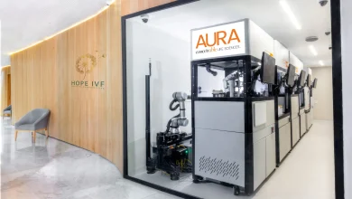أنظمة روبوتية في مختبر تابعة لتقنية AURA لإجراء التخصيب الصناعي المدعوم بالذكاء الاصطناعي.