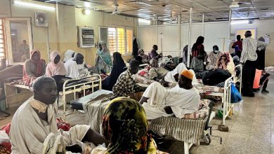 مركز صحي مزدحم في السودان يعالج مصابي الكوليرا وسط نقص في الموارد الطبية والكوادر الصحية.
