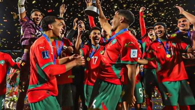 لاعبو المنتخب المغربي يحتفلون برفع كأس العالم للشباب 2025 بعد الفوز 2-0 على الأرجنتين"