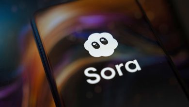 واجهة تطبيق Sora 2 على جهاز iPhone تعرض ميزة "Cameo" التي تسمح بإضافة وجه المستخدم إلى الفيديوهات المولدة بالذكاء الاصطناعي، مع واجهة مستخدم تفاعلية.