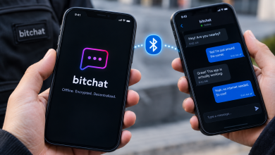 تطبيق بيت شات Bitchat للمراسلة دون إنترنت عبر البلوتوث، يظهر على هاتفي ذكيين مع رمز البلوتوث ومحادثة توضح إمكانية تبادل الرسائل بين الأجهزة القريبة دون اتصال تقليدي بالإنترنت.