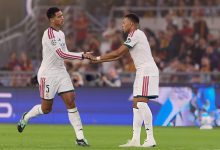 كيليان مبابي وجود بيلينجهام يتصافحان ويحتفلان بعد تسجيل الهدف بقميص ريال مدريد في مباراة دوري أبطال أوروبا، ضمن أحداث المواجهة التي شهدت تألق النجم الفرنسي وتحطيمه رقمًا قياسيًا مرتبطًا بليونيل ميسي.
