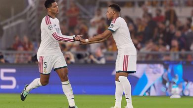كيليان مبابي وجود بيلينجهام يتصافحان ويحتفلان بعد تسجيل الهدف بقميص ريال مدريد في مباراة دوري أبطال أوروبا، ضمن أحداث المواجهة التي شهدت تألق النجم الفرنسي وتحطيمه رقمًا قياسيًا مرتبطًا بليونيل ميسي.