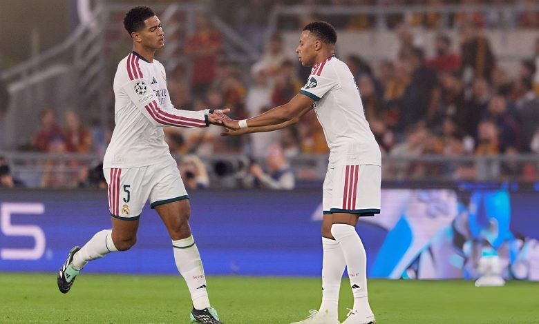 كيليان مبابي وجود بيلينجهام يتصافحان ويحتفلان بعد تسجيل الهدف بقميص ريال مدريد في مباراة دوري أبطال أوروبا، ضمن أحداث المواجهة التي شهدت تألق النجم الفرنسي وتحطيمه رقمًا قياسيًا مرتبطًا بليونيل ميسي.