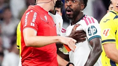 فينيسيوس جونيور لاعب ريال مدريد يبدو مذهولًا أثناء إشهار الحكم البطاقة الحمراء في وجهه خلال مواجهة فياريال، في لقطة تجسد لحظة طرده والجدل حول احتمال غيابه عن مباراة الكلاسيكو أمام برشلونة.