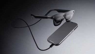 نظارات XREAL AURA الذكية من جوجل وXREAL بتصميم شفاف مع وحدة الحوسبة المتصلة بها عبر كابل، وتدعم نظام Android XR لعرض الشاشات الافتراضية والتطبيقات الرقمية أمام المستخدم.