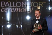 هاري كين يحمل جائزة الكرة الذهبية 2026 مبتسمًا خلال حفل التتويج، في مشهد يحتفي بإنجاز مهاجم بايرن ميونخ والنجم الإنجليزي في عالم كرة القدم.