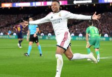 كيليان مبابي لاعب ريال مدريد يحتفل بتسجيل هدف خلال مباراة الكلاسيكو أمام برشلونة في الدوري الإسباني، وسط أجواء حماسية في ملعب كامب نو، ضمن فوز ريال مدريد على برشلونة.