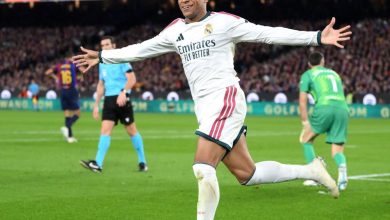 كيليان مبابي لاعب ريال مدريد يحتفل بتسجيل هدف خلال مباراة الكلاسيكو أمام برشلونة في الدوري الإسباني، وسط أجواء حماسية في ملعب كامب نو، ضمن فوز ريال مدريد على برشلونة.
