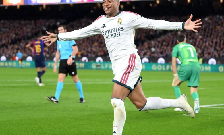 كيليان مبابي لاعب ريال مدريد يحتفل بتسجيل هدف خلال مباراة الكلاسيكو أمام برشلونة في الدوري الإسباني، وسط أجواء حماسية في ملعب كامب نو، ضمن فوز ريال مدريد على برشلونة.