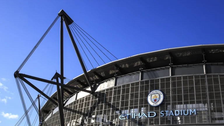 ملعب الاتحاد في مانشستر مع شعار مانشستر سيتي في واجهة الملعب ضمن تقرير عن استئناف النادي في قضية المخالفات المالية