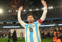 ليونيل ميسي يرتدي قميص منتخب الأرجنتين خلال ليلة وداعه الأخيرة للمنتخب وسط جماهير الأرجنتين في ملعب مونومنتال.