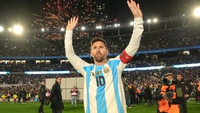 ليونيل ميسي يرتدي قميص منتخب الأرجنتين خلال ليلة وداعه الأخيرة للمنتخب وسط جماهير الأرجنتين في ملعب مونومنتال.