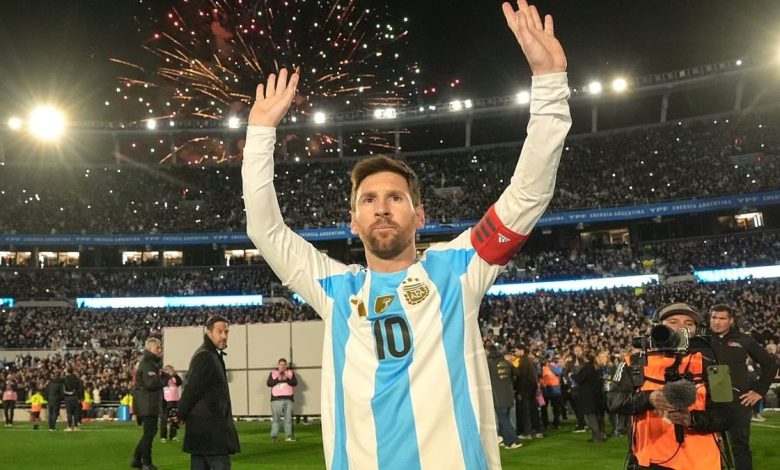 ليونيل ميسي يرتدي قميص منتخب الأرجنتين خلال ليلة وداعه الأخيرة للمنتخب وسط جماهير الأرجنتين في ملعب مونومنتال.