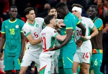 اشتباك لاعبي السنغال والمغرب خلال نهائي كأس أمم أفريقيا 2025 في الرباط وسط احتجاجات أثارت جدلًا حول لقب البطولة وقرار الاتحاد الأفريقي لكرة القدم.