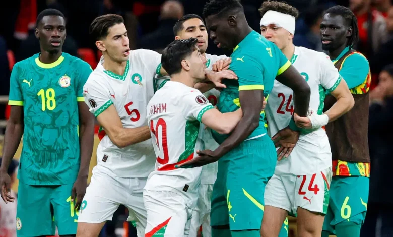 اشتباك لاعبي السنغال والمغرب خلال نهائي كأس أمم أفريقيا 2025 في الرباط وسط احتجاجات أثارت جدلًا حول لقب البطولة وقرار الاتحاد الأفريقي لكرة القدم.
