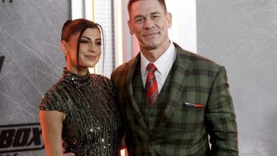 صورة الممثل والمصارع الأمريكي جون سينا خلال ظهوره في فعالية سينمائية، ضمن تقرير عن انتقاله من عالم المصارعة الحرة إلى هوليوود وتطور مسيرته في التمثيل.
