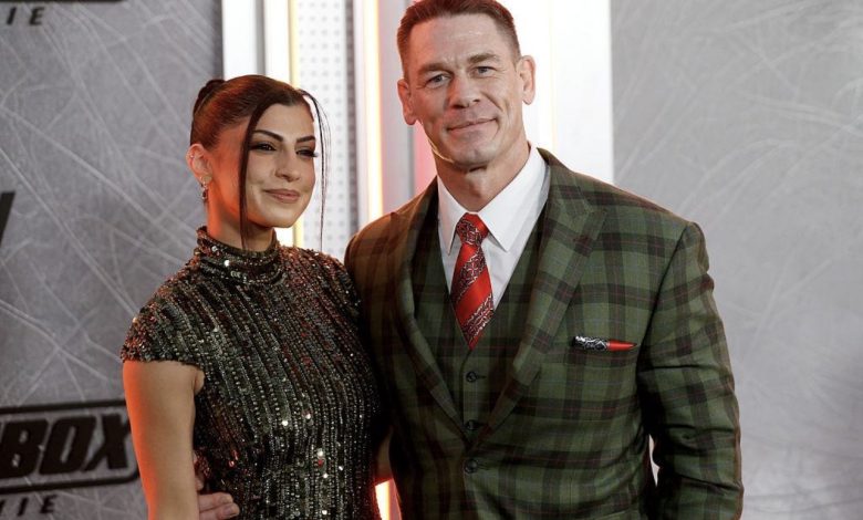 صورة الممثل والمصارع الأمريكي جون سينا خلال ظهوره في فعالية سينمائية، ضمن تقرير عن انتقاله من عالم المصارعة الحرة إلى هوليوود وتطور مسيرته في التمثيل.