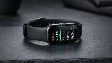 جهاز Fitbit Edge الجديد لتتبع اللياقة البدنية مع شاشة ملونة تعرض معدل ضربات القلب ومؤشرات النشاط الرياضي، ضمن أحدث الأجهزة القابلة للارتداء من جوجل.