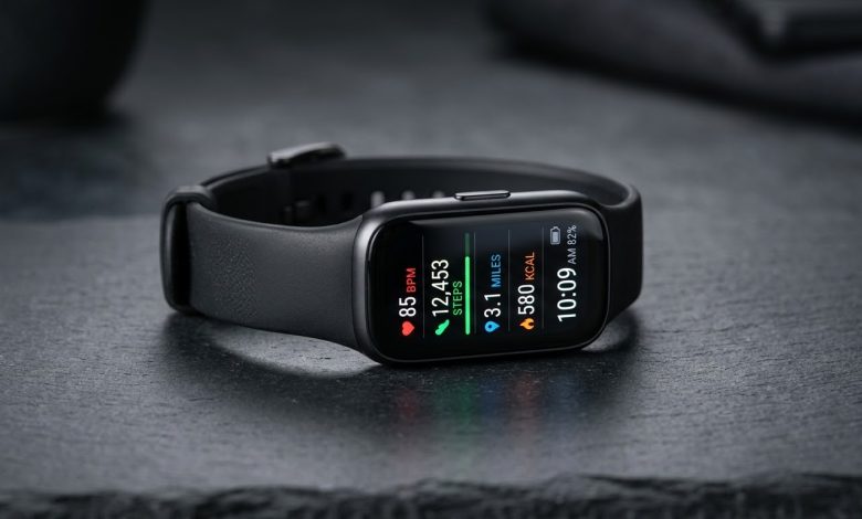 جهاز Fitbit Edge الجديد لتتبع اللياقة البدنية مع شاشة ملونة تعرض معدل ضربات القلب ومؤشرات النشاط الرياضي، ضمن أحدث الأجهزة القابلة للارتداء من جوجل.