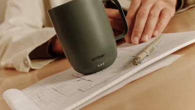 كوب Ember Mug 3 الذكي للتحكم في درجة حرارة القهوة والشاي، بتصميم أسود أنيق وتقنية تحافظ على دفء المشروبات لفترة أطول.