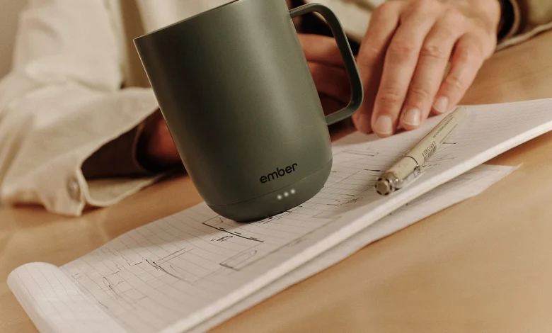 كوب Ember Mug 3 الذكي للتحكم في درجة حرارة القهوة والشاي، بتصميم أسود أنيق وتقنية تحافظ على دفء المشروبات لفترة أطول.