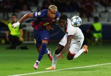 لاعبو برشلونة وباريس سان جيرمان يتنافسون على الكرة خلال مواجهة في دوري أبطال أوروبا، في لقطة كروية تُبرز قوة الصراع بين الفريقين وأجواء المنافسة في البطولة الأوروبية.