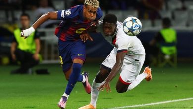 لاعبو برشلونة وباريس سان جيرمان يتنافسون على الكرة خلال مواجهة في دوري أبطال أوروبا، في لقطة كروية تُبرز قوة الصراع بين الفريقين وأجواء المنافسة في البطولة الأوروبية.