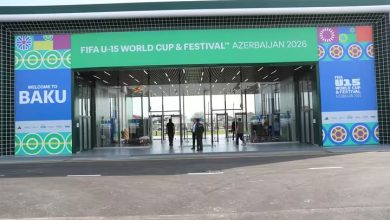 مدخل بطولة كأس العالم ومهرجان كرة القدم تحت 15 عاماً في باكو بأذربيجان، يظهر عليه شعار البطولة ضمن الاستعدادات لاستضافة المنتخبات الشابة في أول نسخة من مهرجان الفيفا العالمي للناشئين.