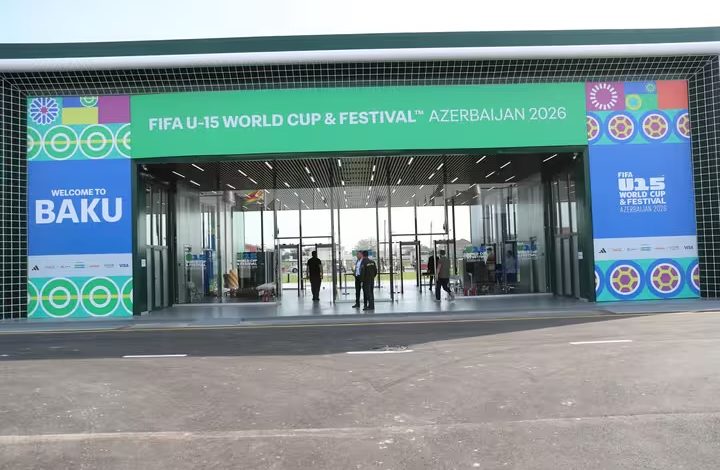 مدخل بطولة كأس العالم ومهرجان كرة القدم تحت 15 عاماً في باكو بأذربيجان، يظهر عليه شعار البطولة ضمن الاستعدادات لاستضافة المنتخبات الشابة في أول نسخة من مهرجان الفيفا العالمي للناشئين.