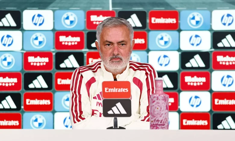 جوزيه مورينيو يتحدث خلال المؤتمر الصحفي قبل مواجهة الكلاسيكو بين ريال مدريد وبرشلونة في الدوري الإسباني لكرة القدم، وسط ترقب جماهيري للمباراة المرتقبة.