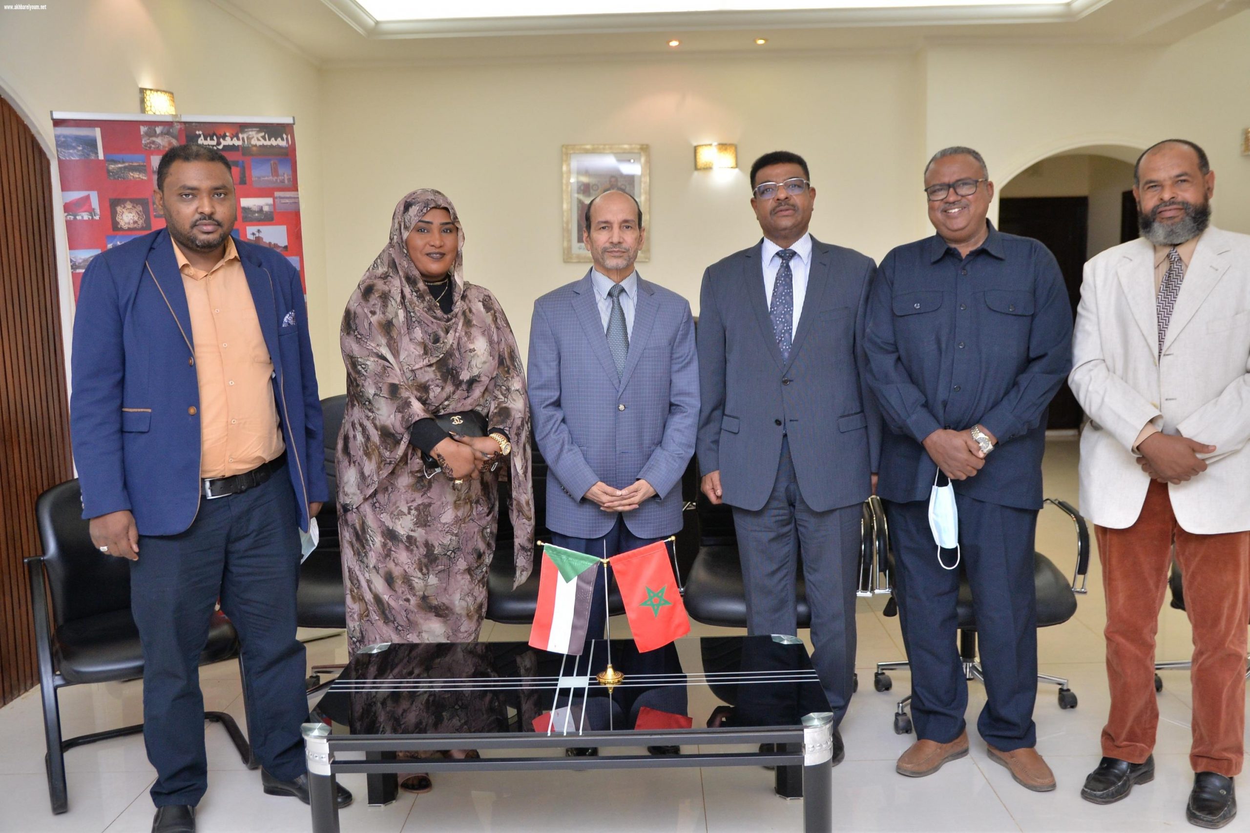 محمد ماء العينين سفير المغرب في السودان يتوسط الإعلاميين السودانيين