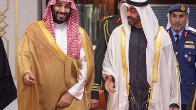 ولي العهد السعودي محمد بن سلمان (إلى اليسار) يستقبله رئيس دولة الإمارات العربية المتحدة الشيخ محمد بن زايد آل نهيان - أرشيفية