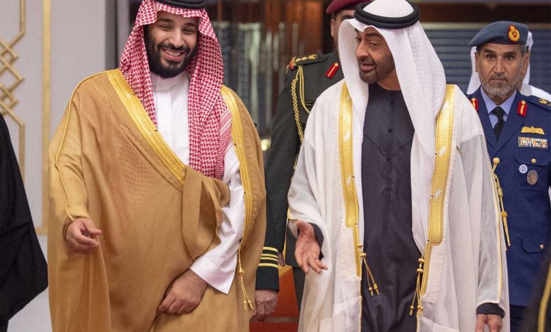 ولي العهد السعودي محمد بن سلمان (إلى اليسار) يستقبله رئيس دولة الإمارات العربية المتحدة الشيخ محمد بن زايد آل نهيان - أرشيفية