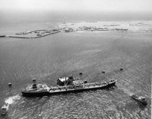 رصيف تحميل قبالة جزيرة داس بخام BO Tanker Company بوزن 35 ألف طن "بريتيش سيجنال" في يوليو 1962.